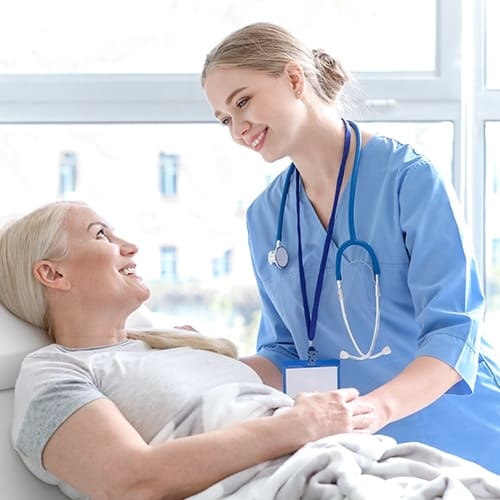 Młoda pani doktor bada kobietę w starszym wieku